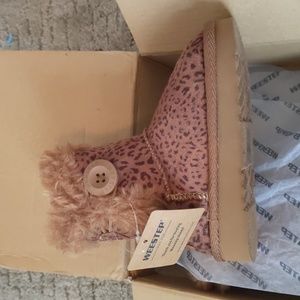 NWT toddler girl fuzzy boots. Snow boots. Leopard winter boots. Size 6